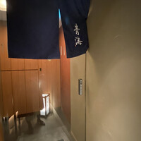 鮨 青海 北新地 - 階段をあがったところがエントランス