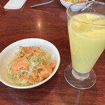 インディアンダイニング＆バー ナン - セットのサラダとマンゴーラッシー