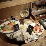 魚イタリアン&オイスター Rovin 京橋 - シーフードプラッター　白ワイン