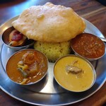 印度料理シタール - 中央がナンの生地を揚げたバトラ