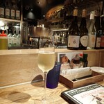 魚イタリアン&オイスター Rovin 京橋 - 食前酒にスパークリングワイン