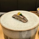 鮨 輝泉 - 鰯キャビアオリーブ
