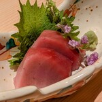 銀座 鮨 天ぷら いわい - メジマグロ刺身　幼魚なのに中々の脂ぷり