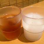 あお野 - サービスのカルピスとウーロン茶。