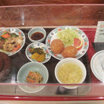 中華菜館 五福 - お客さんの注文は、麺類か日替わりランチ970円の注文が多いみたいです。ご飯とお粥のおかわりは自由で、食後のソフトドリンクも付いてます。
      
      