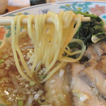 中華菜館 五福 - スープは上品な鶏がら醤油です。
      うーん♪ホテル中華な感じ。
      
      コシのある中太麺も美味しいです。
      