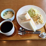 胡友 - ●ブレンドコーヒー（モーニングサービス付き）500円

を注文してみた

予約してないので、しまったなあ❗️とは思ったけれど
出てきたモーニングサービスには
キチンと茶碗蒸しは付いてきた♪