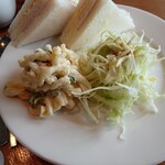 胡友 - ◯サラダ
市販のゴマドレッシングへ更にすり胡麻が入れてあり
胡麻の香りが結構していて良い感じ♪

◯マカロニサラダ
これにはピリッとカラシの締まり感があるなあ
サンドイッチにもカラシがあると良いのに