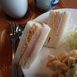 胡友 - ◯サンドイッチ
パンに塗られているのはマヨネーズのみで
カラシやマーガリンはないみたいだけど

ハムとクラッシュエッグが挟まれていて
ありがたいなあ♪