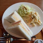 胡友 - 『茶碗蒸しとサンドイッチ』が
『ドリンク代だけ』で付いてくるなんて
まるで『夢のドリームセット』なんじゃないか❗️
（井上陽水さんのリバーサイドホテルの歌詞の
部屋のドアは金属のメタルで♪みたいな笑）