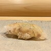 鮨 いしやま - 昆布締めしたヒラメ
                  しっかり昆布締めしたヒラメが、適度に脱水され旨みを強く感じます♪
                  シャリの酢の加減はまろやかに、鮨種をしっかりと下支えするそんな印象です。