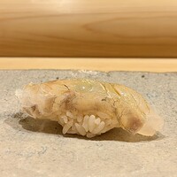 鮨 いしやま - 昆布締めしたヒラメ
                    しっかり昆布締めしたヒラメが、適度に脱水され旨みを強く感じます♪
                    シャリの酢の加減はまろやかに、鮨種をしっかりと下支えするそんな印象です。