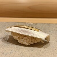 鮨 いしやま - 小肌
                    シャリと小肌の間に芝海老の朧を忍ばせた握りは、江戸前らしく手間暇かけた逸品、これはとても美味しいです！