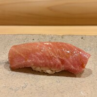 鮨 いしやま - 鮪 中トロ 下田 内藤より
                      170kgと割りと大きな個体の鮪は、脂のり良く口どけの良い事！
                      そんな脂にシャリの酸味が見事に呼応してきます♪