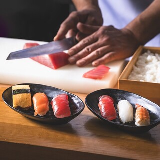 ライブメニューや、和・洋・中の料理＆デザートが約60種類！