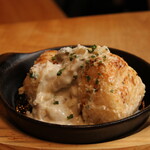 ポルチーニクリームのかかった焼きおにぎり