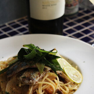 豊富な洋のメニューでワインを