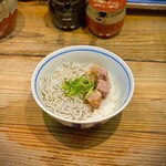 むかん 池袋 - 本日のまかない飯(角切りチャーシューとシラスのミニハーフ丼)