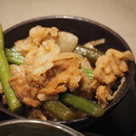 葉花 - あて盛り合わせ6種（豚肉とニンニクの芽炒め）