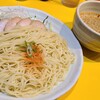 唐々亭 - 叉焼盛り【3辛】《ランチ選択無料サービス:野菜大盛》(税込930円)
トッピングは叉焼4枚&茹で甘藍&千切胡瓜&白髪葱&刻み青葱
タレは鰹節系の出汁に唐辛子&醤油、白胡麻が振られています