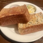 カフェ ド SaRa - 黒ゴマトースト・黒糖トーストのハーフ and ハーフ
