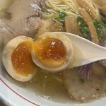 麺屋 ぬまた - 上手く割れず（泣）　味玉