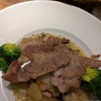 シャンパン食堂 - B.茶美豚肩ロースのソテー、ソース・シャルキュティエール