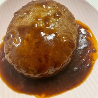 ラ・ロシェル 山王 - お肉の旨みをとじこめたデミグラスソースハンバーグ