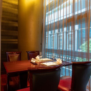 2名様～4名様。カーテンで仕切られた半個室～プライベートの趣き～