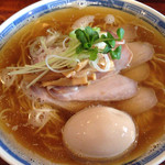 見た目も味も美しい、味玉チャーシュー煮干そば
          2014.7撮影