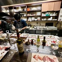ロッシ - 目の前で繰り広げられる前菜のプレートの盛り付け。見ていて楽しい。