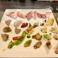 ロッシ - 見事な前菜とそれを全て説明する、スタッフさんの努力。