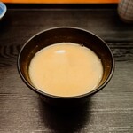 玉屋 - 出汁がしっかりと効いた絶品"味噌汁"は、安定の熱々提供が嬉しい。