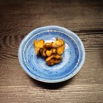 玉屋 - 箸休めの"お漬物"。これでビールを飲りながら待つのも良い。ビールを頼めばサービスの小皿も提供してくれます。