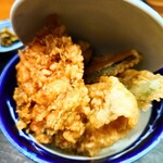 玉屋 - 極限まで薄い、"つなぎ"のような衣のおかげで油っぽさなど無い、"たね"がメインの絶品"かき揚げx。