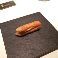 モノリス - アミューズはグジェール(チーズを練りこんだシュー生地)にサーモンのペーストと風味付けのディルが入っています＼(^o^)／