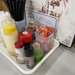 香港 - 備品も充実。タレ&ラーは袋。