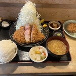 嬉嬉豚 とんかつ 「君に、揚げる。」(極) - 全貌。このマウンテン！ご飯も見た目より重いです