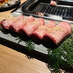 黒毛和牛タンとハラミ 焼肉龍 - 