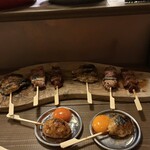 YAKITORI DINER THE HICKORY BIRD 梅田店 - 焼き鳥はオシャレな台の上に置かれます