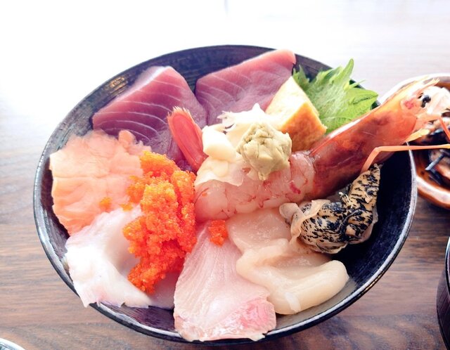 横山商店 - 本塩釜（海鮮）の写真