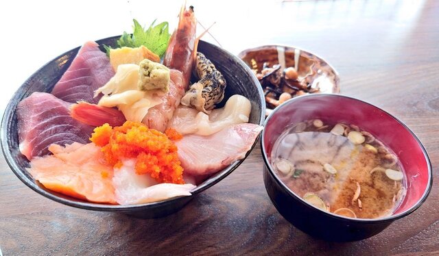 横山商店 - 本塩釜（海鮮）の写真