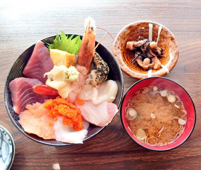 横山商店 - 本塩釜（海鮮）の写真