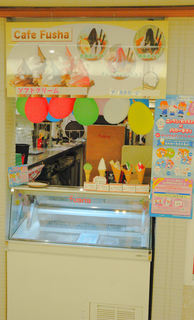 Kafefuu sha - 店頭でアイスやソフトクリームを販売しています。ちょっとした休憩で、目の前の椅子で食べられる方もいらっしゃいますよ(#^.^#)