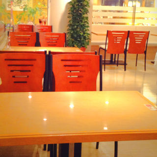 広い店内にくつろげるソファ席