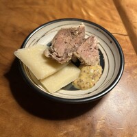 カルネジーオ イースト - お通し・茹で豚肉とチーズ