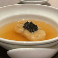 中国飯店 富麗華 - 下関産とらふぐ白子の煎り焼き、キャビアのせ上湯ソース
