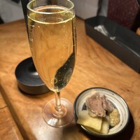 カルネジーオ イースト - スパークリングとお通し