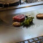 ステーキ懐石都 春日 - お肉焼いてるとこ