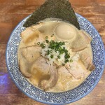 麺や而今 - 魚介牛鶏豚骨チャーシューらぁめん（1400円）＋半熟味付け煮卵（150円）